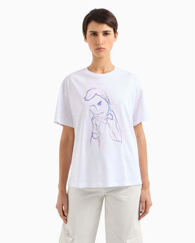 Футболка Regular Fit: классический крой, средняя свобода движений.