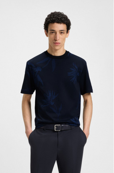 Футболка Regular Fit: классический крой, средняя свобода движений.