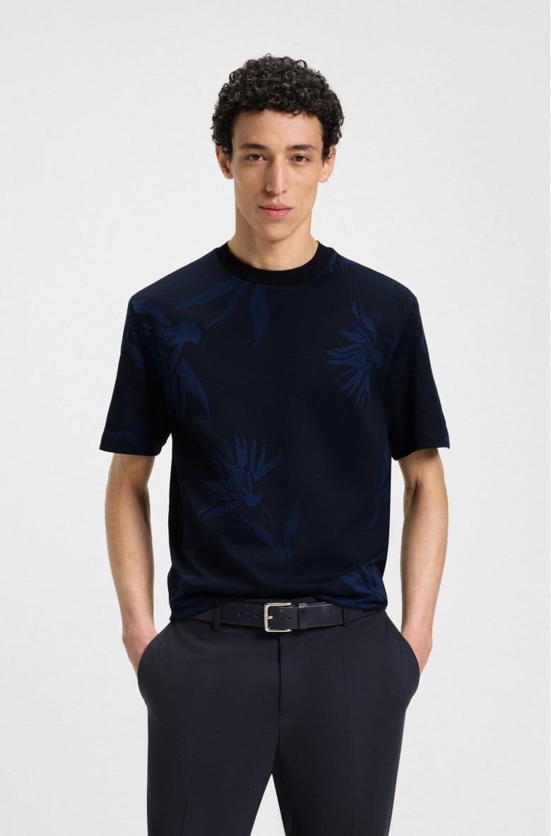 Футболка Regular Fit: классический крой, средняя свобода движений.