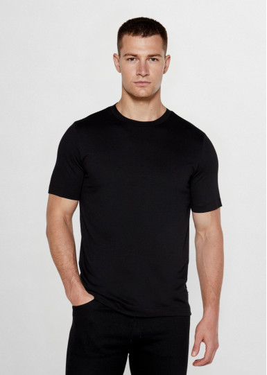 Футболка Regular Fit: классический крой, средняя свобода движений.