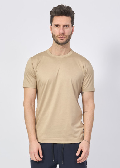 Футболка Regular Fit: классический крой, средняя свобода движений.