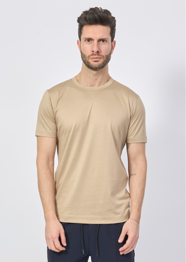 Футболка Regular Fit: классический крой, средняя свобода движений.