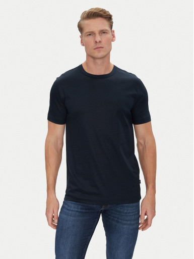 Футболка Regular Fit: классический крой, средняя свобода движений.