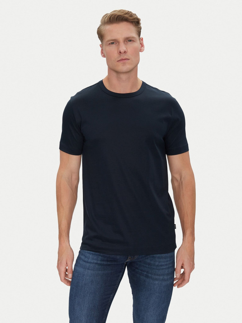 Футболка Regular Fit: классический крой, средняя свобода движений.