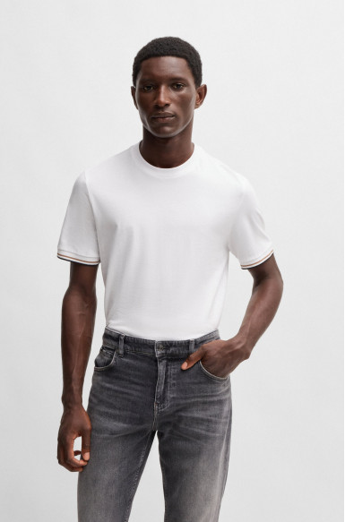 Футболка Regular Fit: классический крой, средняя свобода движений.
