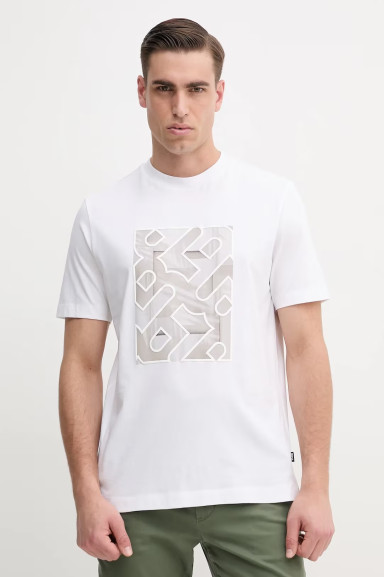 Футболка Regular Fit: классический крой, средняя свобода движений.