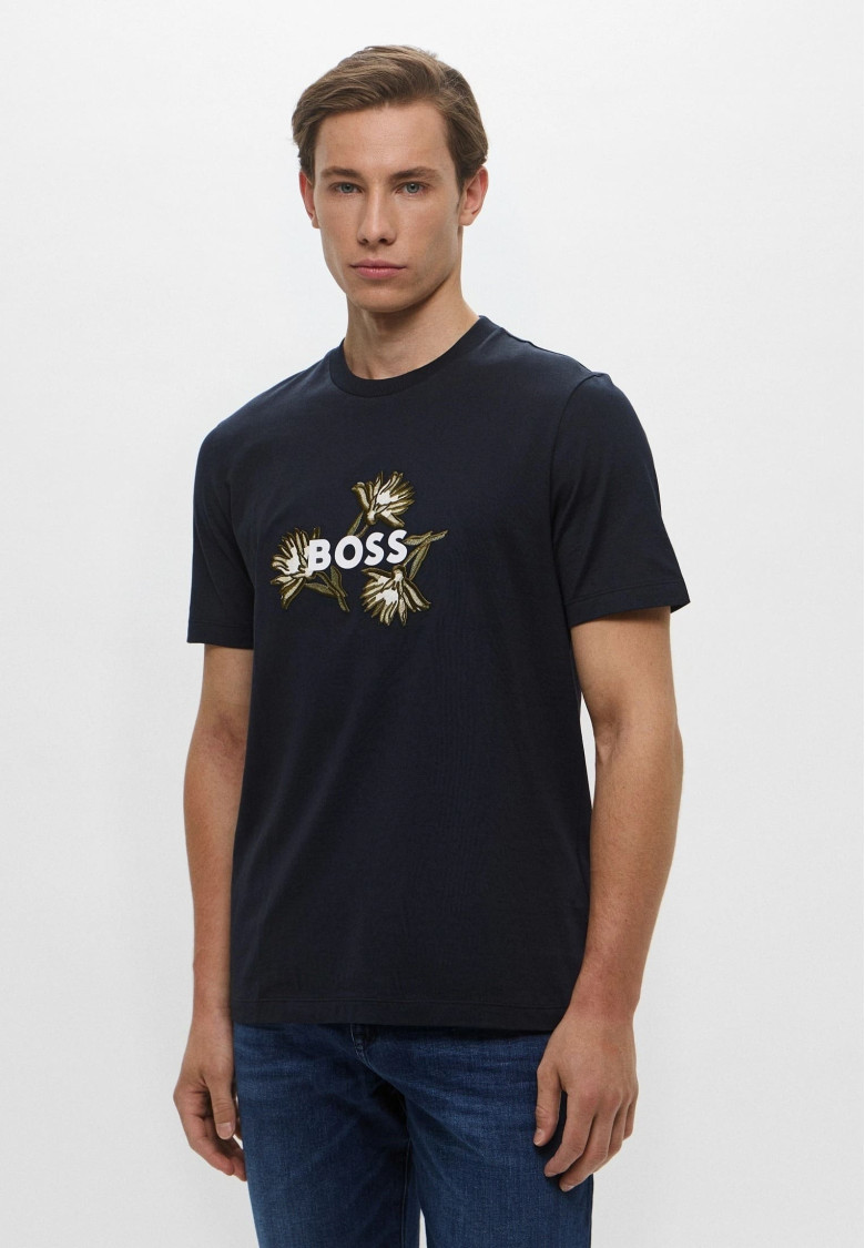 Футболка Regular Fit: классический крой, средняя свобода движений.