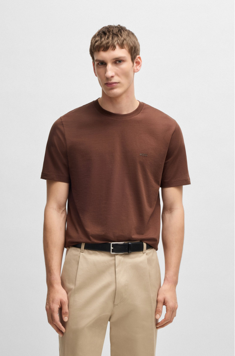 Футболка Regular Fit: классический крой, средняя свобода движений.