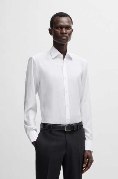 Сорочка деловая Slim Fit: приталенный силуэт, но не слишком узкий.