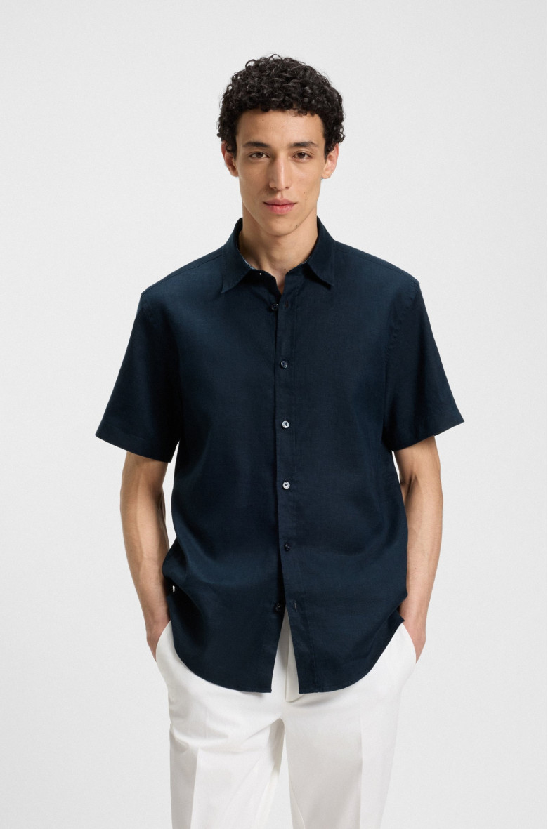 Сорочка повсякденна з коротким рукавом Slim Fit: приталений силует, але не надто вузький.