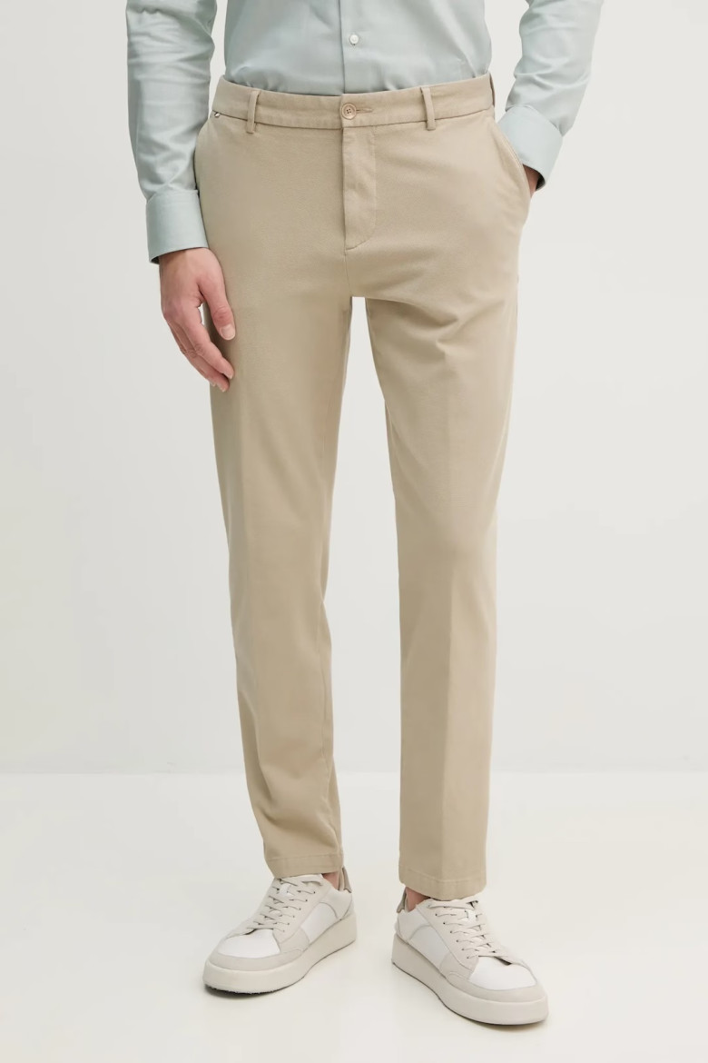 Брюки chinos Regular Fit: классический крой, средняя свобода движений. Средняя