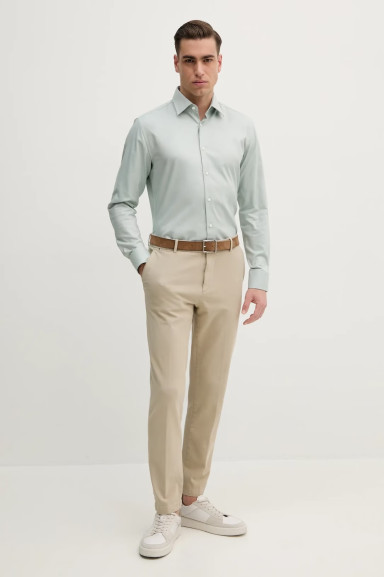 Брюки chinos Regular Fit: классический крой, средняя свобода движений. Средняя