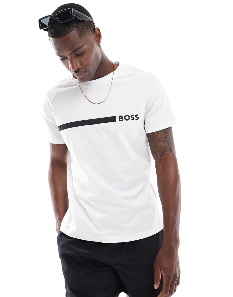Футболка пляжна Slim Fit: приталений силует, але не надто вузький.