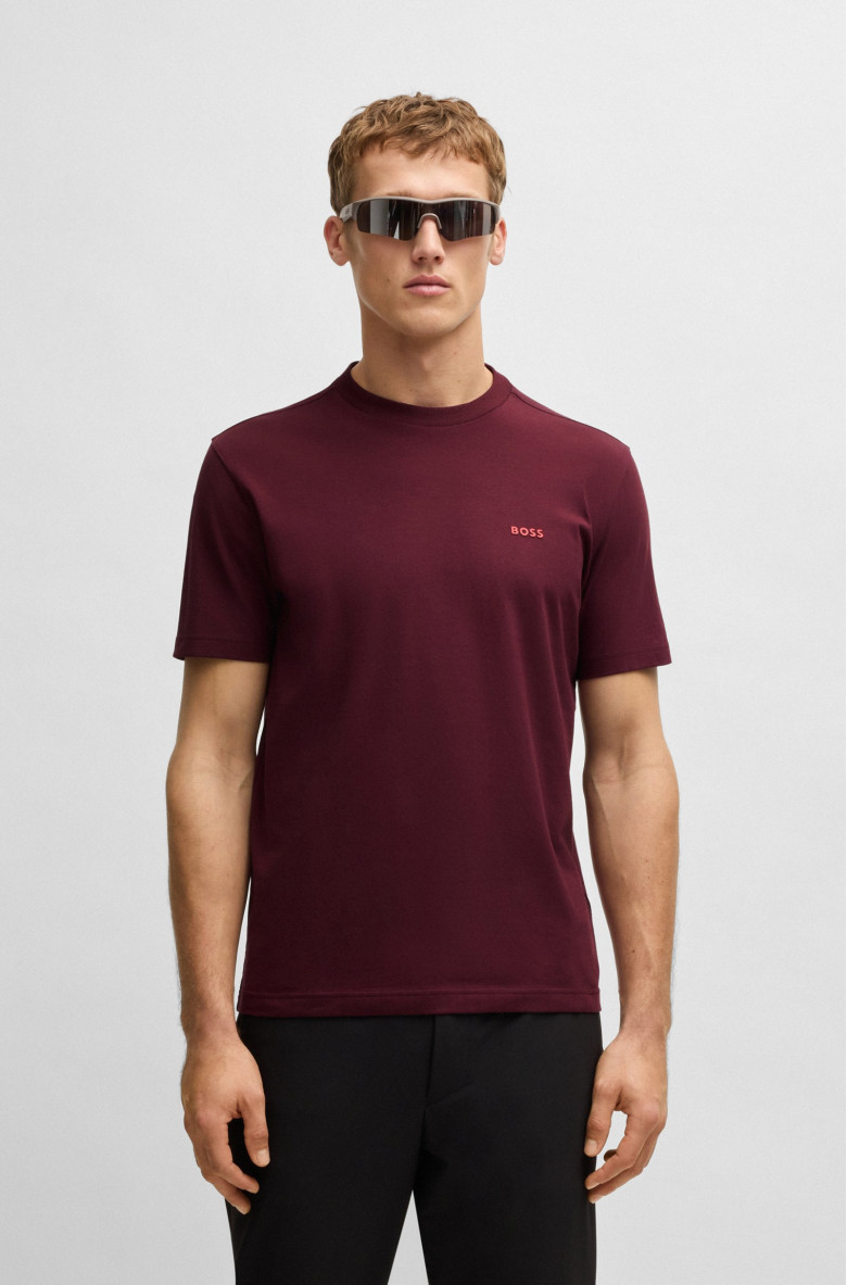 Футболка Regular Fit: классический крой, средняя свобода движений.