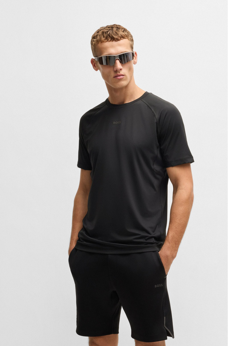 Футболка Slim Fit: приталений силует, але не надто вузький.