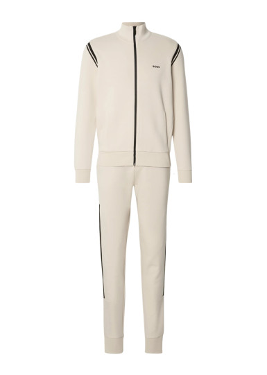 Спортивный костюм Regular Fit: классический крой, средняя свобода движений.