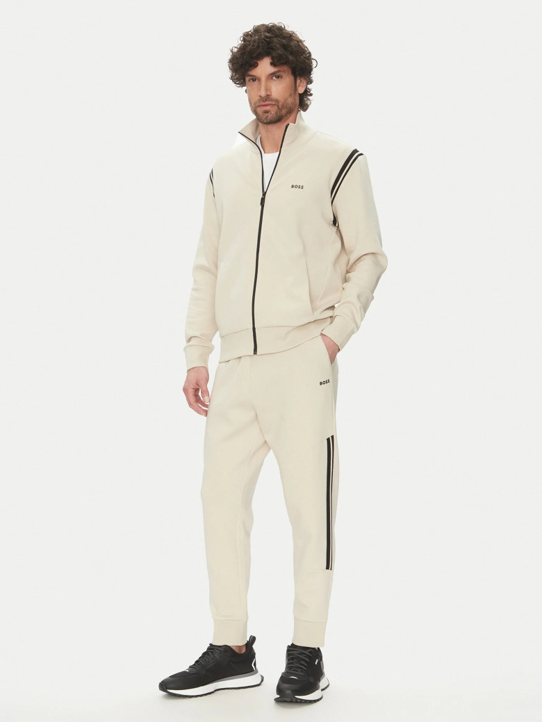 Спортивний костюм Regular Fit: класичний крій, середня свобода рухів.