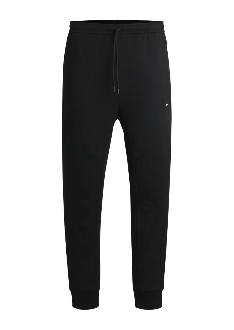 Спортивные брюки Regular Fit: классический крой, средняя свобода движений.
