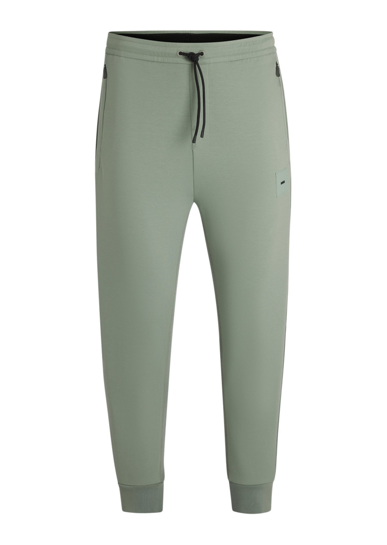 Спортивные брюки Regular Fit: классический крой, средняя свобода движений.