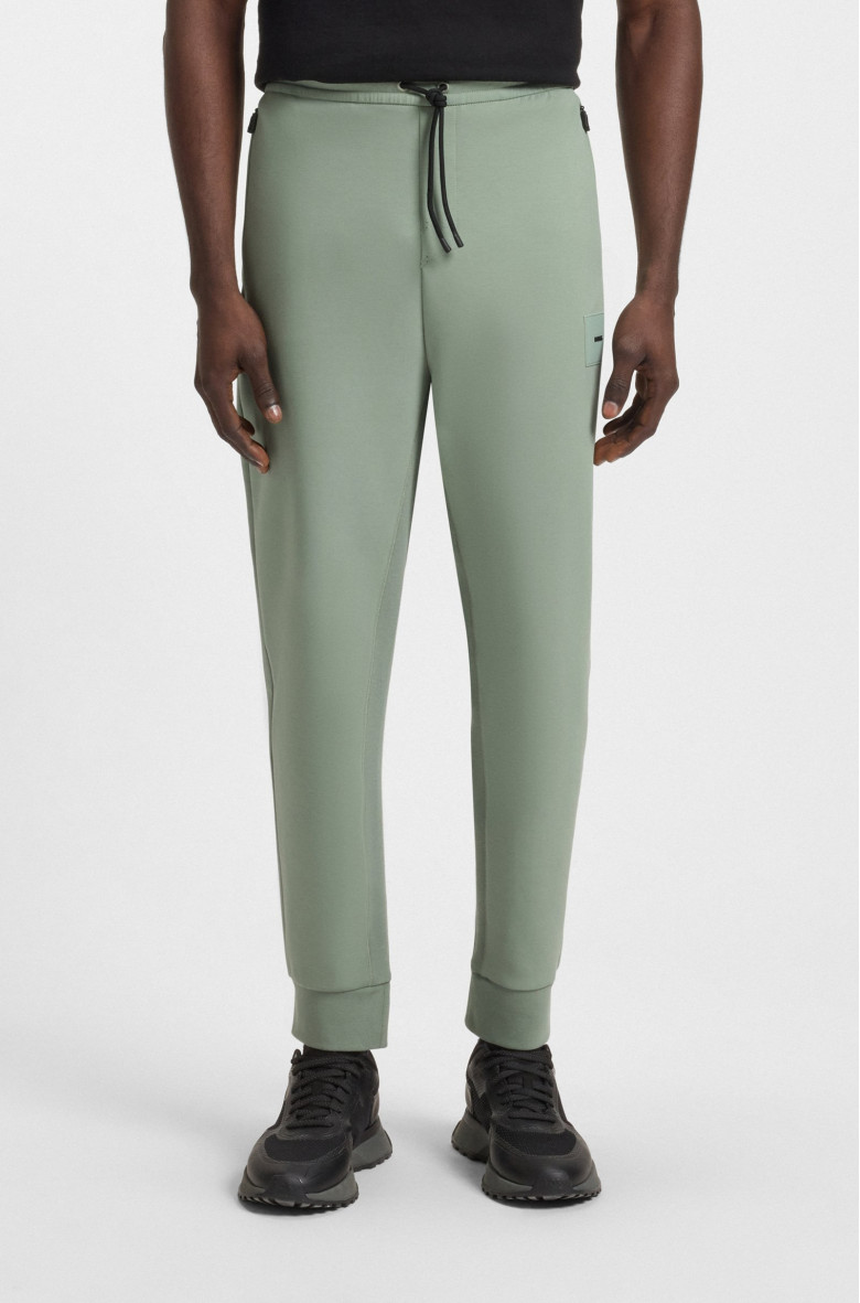 Спортивные брюки Regular Fit: классический крой, средняя свобода движений.