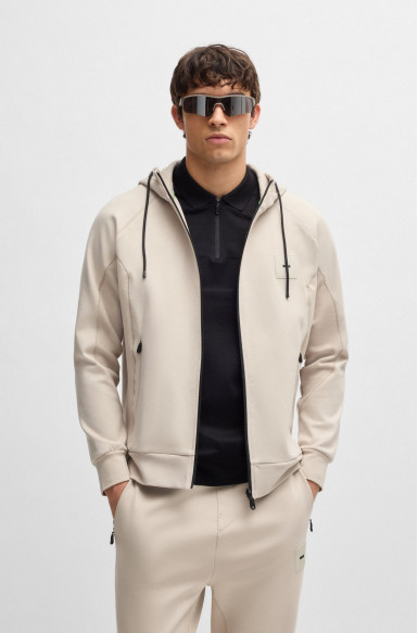 Спортивная кофта Regular Fit: классический крой, средняя свобода движений.