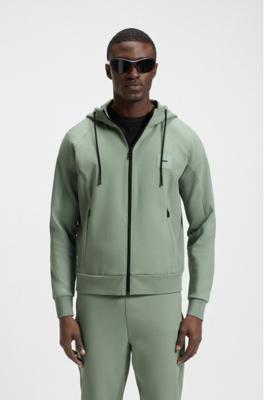 Спортивная кофта Regular Fit: классический крой, средняя свобода движений.