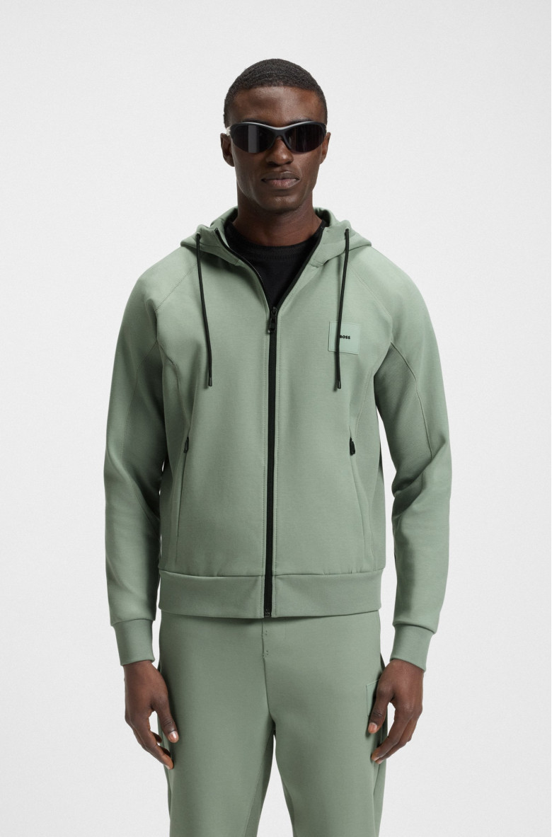 Спортивная кофта Regular Fit: классический крой, средняя свобода движений.