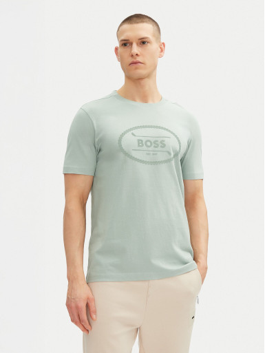 Футболка Regular Fit: классический крой, средняя свобода движений.