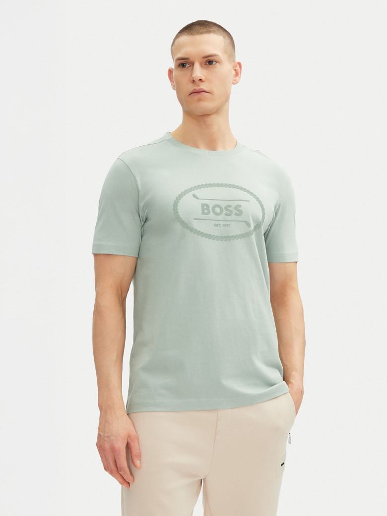 Футболка Regular Fit: классический крой, средняя свобода движений.
