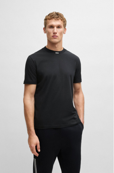 Футболка Regular Fit: классический крой, средняя свобода движений.