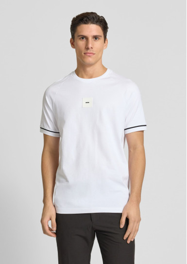 Футболка Regular Fit: классический крой, средняя свобода движений.