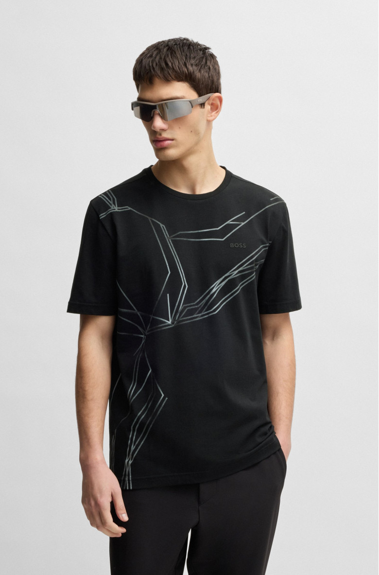 Футболка Regular Fit: классический крой, средняя свобода движений.
