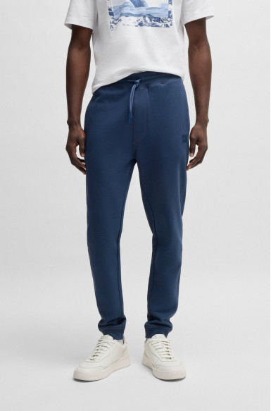 Спортивные брюки Regular Fit: классический крой, средняя свобода движений. Высокая