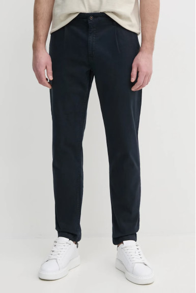 Брюки chinos Regular Fit: классический крой, средняя свобода движений.