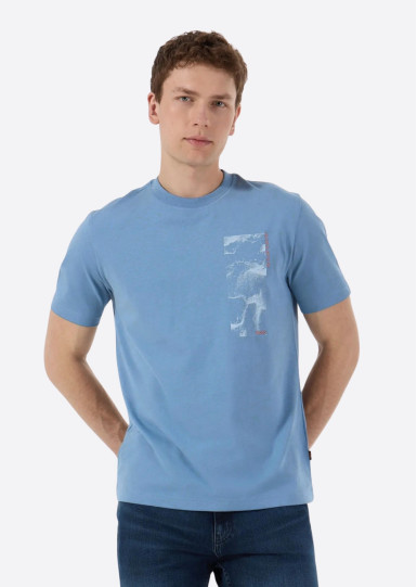 Футболка Regular Fit: классический крой, средняя свобода движений.