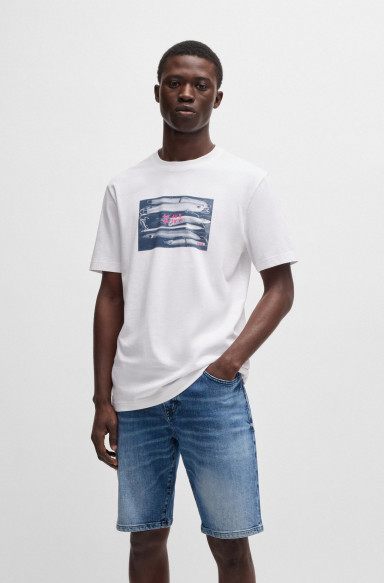 Футболка Regular Fit: классический крой, средняя свобода движений.
