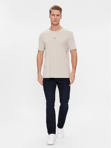 Футболка Regular Fit: классический крой, средняя свобода движений.