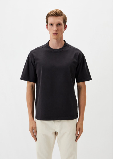 Футболка Relaxed Fit: свободный крой для максимального комфорта.