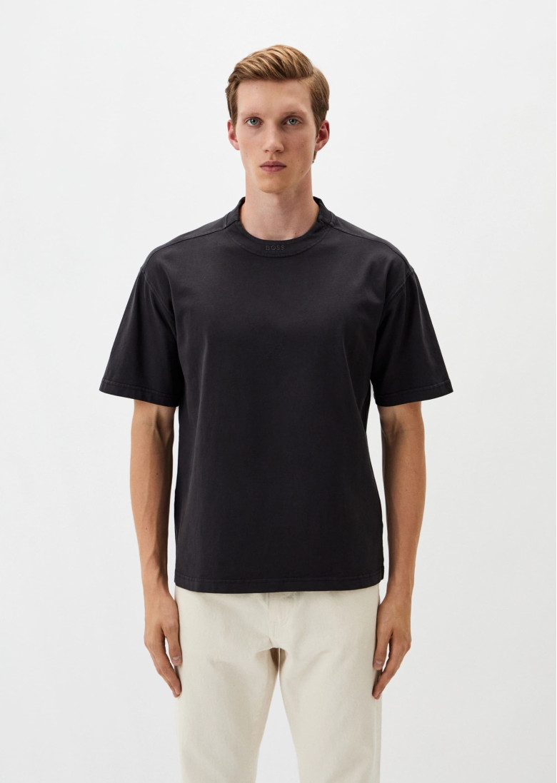 Футболка Relaxed Fit: свободный крой для максимального комфорта.