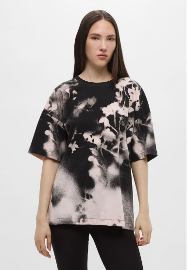 Футболка Regular Fit: классический крой, средняя свобода движений.