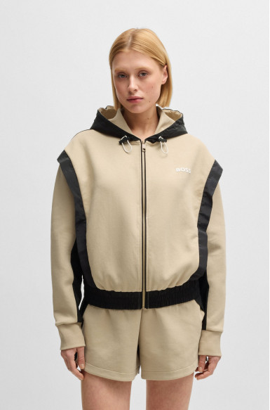 Спортивная кофта Regular Fit: классический крой, средняя свобода движений.