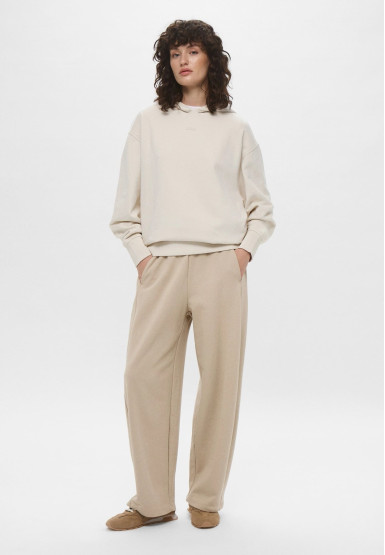 Худи Relaxed Fit: свободный крой для максимального комфорта.