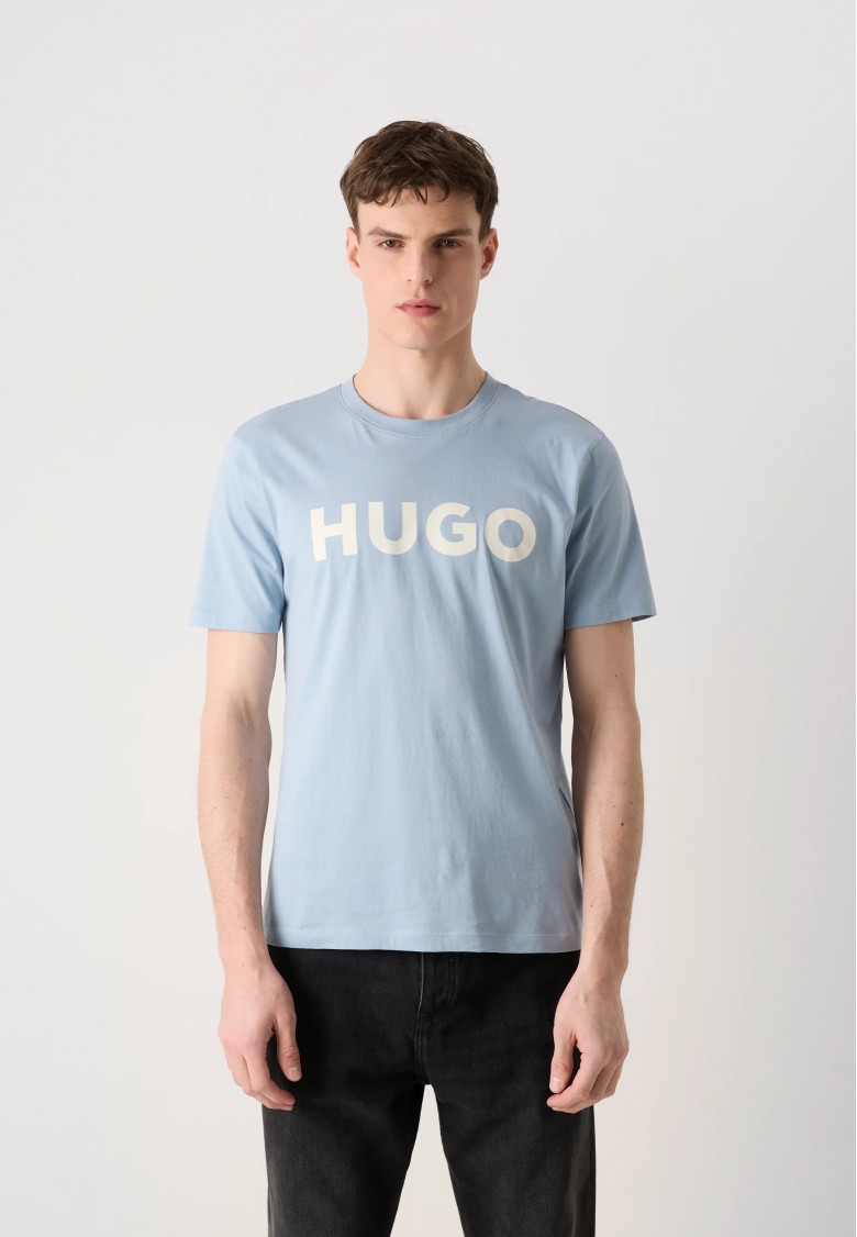 Футболка Regular Fit: классический крой, средняя свобода движений.