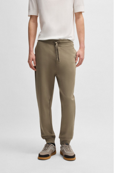Спортивные брюки Regular Fit: классический крой, средняя свобода движений.