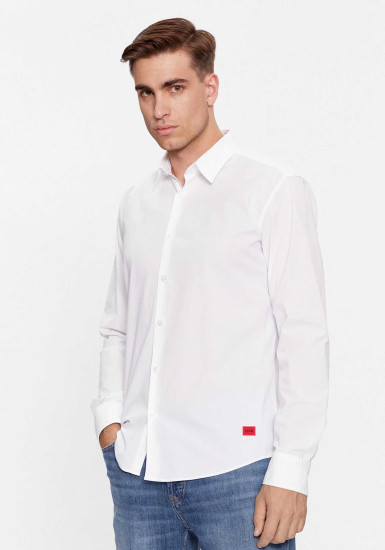 Сорочка деловая Slim Fit: приталенный силуэт, но не слишком узкий.