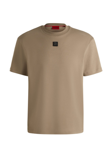 Футболка Regular Fit: классический крой, средняя свобода движений.