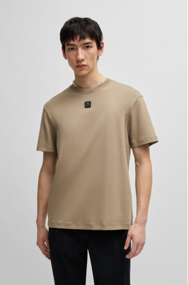 Футболка Regular Fit: классический крой, средняя свобода движений.