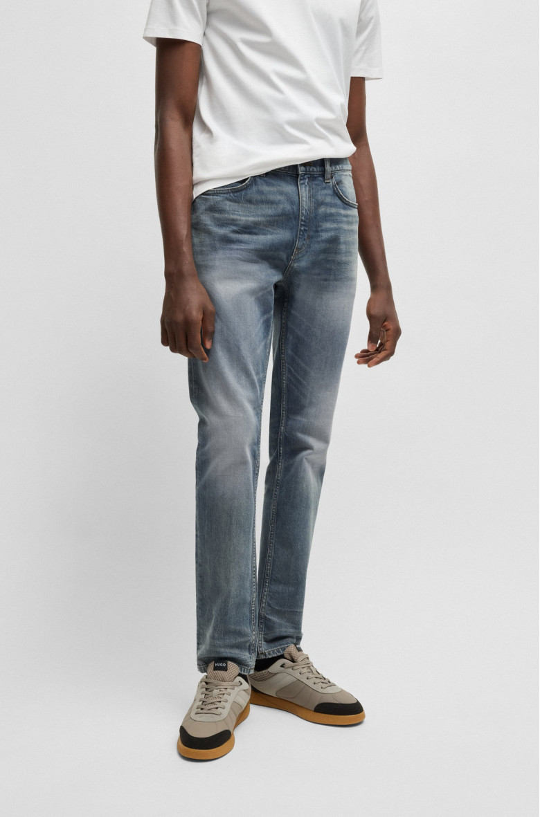 Джинси Slim Slim Fit: приталений силует, але не надто вузький. Середня