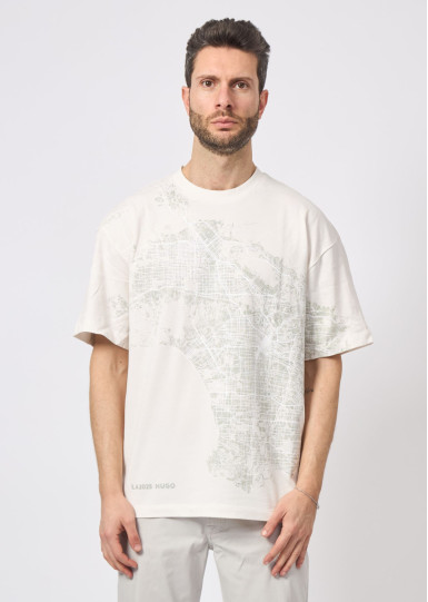 Футболка Regular Fit: классический крой, средняя свобода движений.