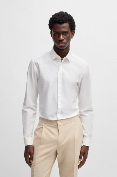 Сорочка деловая Slim Fit: приталенный силуэт, но не слишком узкий.